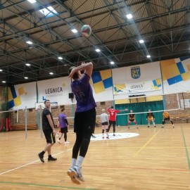 powiększ zdjęcie: Makutra 2022. Upiekli ciasta, a potem zagrali w siatkówkę. Zobacz kto wygrał