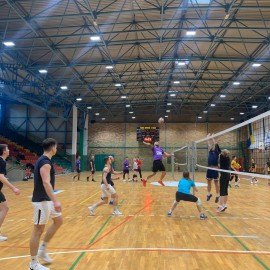 powiększ zdjęcie: Makutra 2022. Upiekli ciasta, a potem zagrali w siatkówkę. Zobacz kto wygrał