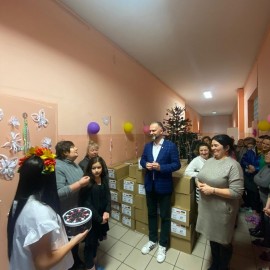 powiększ zdjęcie: Paczka dla rodziny z Ukrainy. Uchodźcy w Legnicy otrzymali 2,5 tony żywności