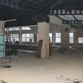 powiększ zdjęcie: Trwa przebudowa basenu Bąbelek. Przygotowania do montażu stalowej niecki