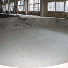 powiększ zdjęcie: Trwa przebudowa basenu Bąbelek. Przygotowania do montażu stalowej niecki