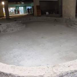 powiększ zdjęcie: Trwa przebudowa basenu Bąbelek. Przygotowania do montażu stalowej niecki