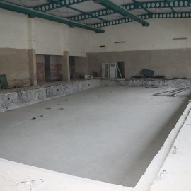 Trwa przebudowa basenu Bąbelek. Przygotowania do montażu stalowej niecki
