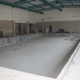 powiększ zdjęcie: Trwa przebudowa basenu Bąbelek. Przygotowania do montażu stalowej niecki