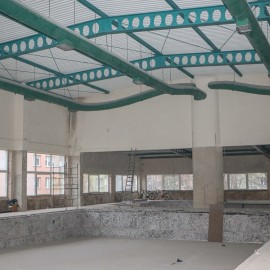 powiększ zdjęcie: Trwa przebudowa basenu Bąbelek. Przygotowania do montażu stalowej niecki