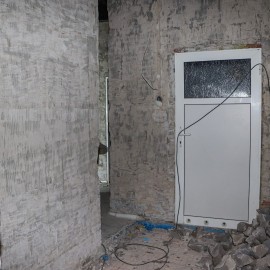 powiększ zdjęcie: Trwa przebudowa basenu Bąbelek. Przygotowania do montażu stalowej niecki