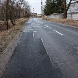 powiększ zdjęcie: Drogowcy naprawiają zimowe ubytki w jezdniach