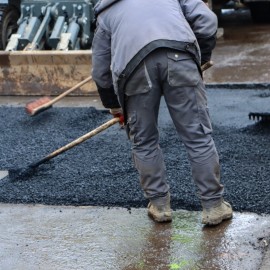Drogowcy naprawiają zimowe ubytki w jezdniach