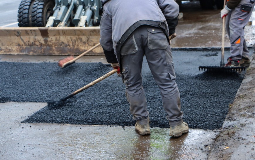 Drogowcy naprawiają zimowe ubytki w jezdniach
