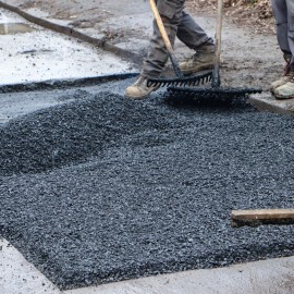 powiększ zdjęcie: Drogowcy naprawiają zimowe ubytki w jezdniach