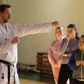 powiększ zdjęcie: Zdrowa Legnica. Półmetek warsztatów z samoobrony dla młodzieży z KSW Shodan