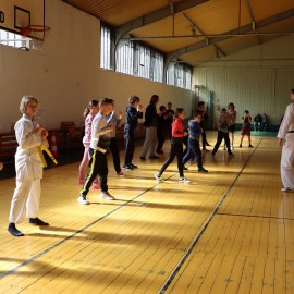 powiększ zdjęcie: Zdrowa Legnica. Półmetek warsztatów z samoobrony dla młodzieży z KSW Shodan