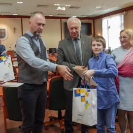 powiększ zdjęcie: Zachowaj Trzeźwy Umysł 2022. Prezydent nagrodził laureatów tego konkursu