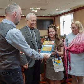 powiększ zdjęcie: Zachowaj Trzeźwy Umysł 2022. Prezydent nagrodził laureatów tego konkursu