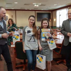 powiększ zdjęcie: Zachowaj Trzeźwy Umysł 2022. Prezydent nagrodził laureatów tego konkursu