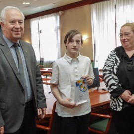 powiększ zdjęcie: Zachowaj Trzeźwy Umysł 2022. Prezydent nagrodził laureatów tego konkursu