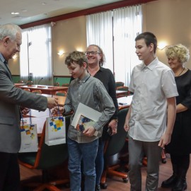 powiększ zdjęcie: Zachowaj Trzeźwy Umysł 2022. Prezydent nagrodził laureatów tego konkursu