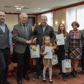 powiększ zdjęcie: Zachowaj Trzeźwy Umysł 2022. Prezydent nagrodził laureatów tego konkursu