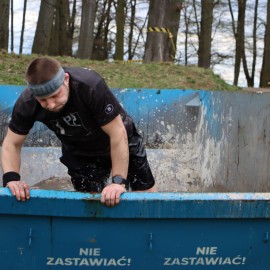 powiększ zdjęcie: I Legnicki Bieg z Przeszkodami. Pokonali zasieki, bagno i własne słabości
