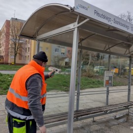 powiększ zdjęcie: Rozpoczęło się pozimowe sprzątanie wiat przystankowych