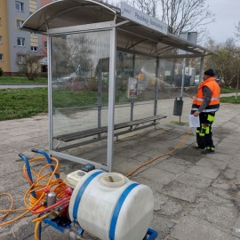 Rozpoczęło się pozimowe sprzątanie wiat przystankowych