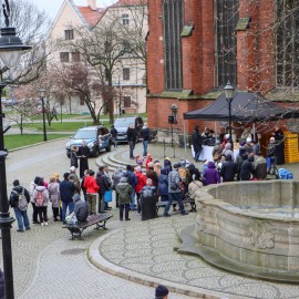 powiększ zdjęcie: Jałmużniczy chleb, śledź i grosz. Nasza legnicka tradycja, jedyna taka w kraju