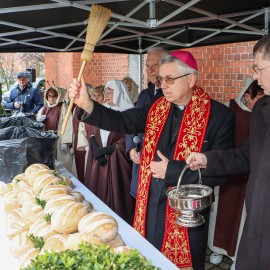 powiększ zdjęcie: Jałmużniczy chleb, śledź i grosz. Nasza legnicka tradycja, jedyna taka w kraju