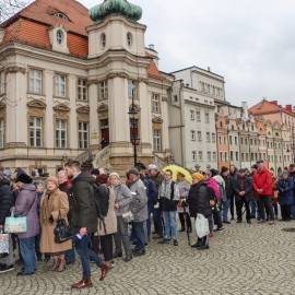 powiększ zdjęcie: Jałmużniczy chleb, śledź i grosz. Nasza legnicka tradycja, jedyna taka w kraju