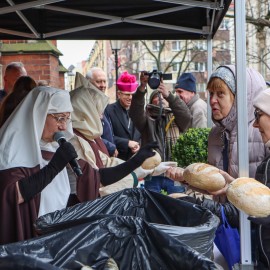 powiększ zdjęcie: Jałmużniczy chleb, śledź i grosz. Nasza legnicka tradycja, jedyna taka w kraju