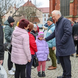 powiększ zdjęcie: Jałmużniczy chleb, śledź i grosz. Nasza legnicka tradycja, jedyna taka w kraju