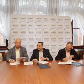 powiększ zdjęcie: Miasto podpisało umowę z wykonawcą przebudowy kompleksów sportowych