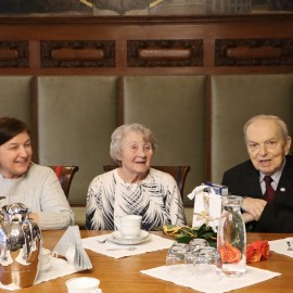 powiększ zdjęcie: Piękny jubileusz legniczanki Janiny Stasiak. Życzenia od prezydenta i przyjaciół