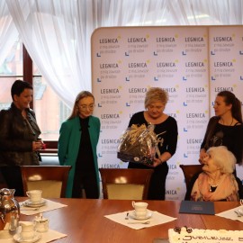 powiększ zdjęcie: Piękny jubileusz legniczanki Janiny Stasiak. Życzenia od prezydenta i przyjaciół