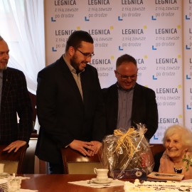 powiększ zdjęcie: Piękny jubileusz legniczanki Janiny Stasiak. Życzenia od prezydenta i przyjaciół