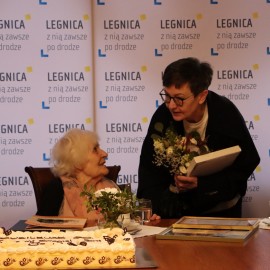 powiększ zdjęcie: Piękny jubileusz legniczanki Janiny Stasiak. Życzenia od prezydenta i przyjaciół