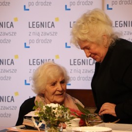 powiększ zdjęcie: Piękny jubileusz legniczanki Janiny Stasiak. Życzenia od prezydenta i przyjaciół