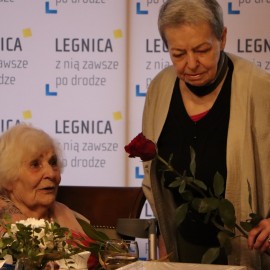 powiększ zdjęcie: Piękny jubileusz legniczanki Janiny Stasiak. Życzenia od prezydenta i przyjaciół