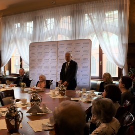 powiększ zdjęcie: Piękny jubileusz legniczanki Janiny Stasiak. Życzenia od prezydenta i przyjaciół
