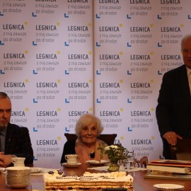 powiększ zdjęcie: Piękny jubileusz legniczanki Janiny Stasiak. Życzenia od prezydenta i przyjaciół