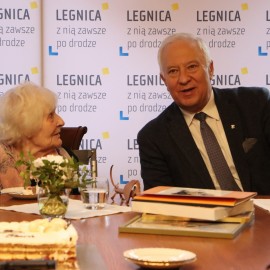 powiększ zdjęcie: Piękny jubileusz legniczanki Janiny Stasiak. Życzenia od prezydenta i przyjaciół