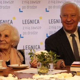 powiększ zdjęcie: Piękny jubileusz legniczanki Janiny Stasiak. Życzenia od prezydenta i przyjaciół