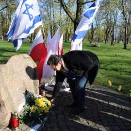 powiększ zdjęcie: Uczciliśmy pamięć powstania w getcie warszawskim