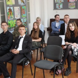 powiększ zdjęcie: Prezydent Legnicy wręczył zaświadczenia o wyborze dla młodych radnych