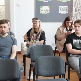 powiększ zdjęcie: Prezydent Legnicy wręczył zaświadczenia o wyborze dla młodych radnych
