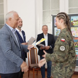 powiększ zdjęcie: Prezydent Legnicy wręczył zaświadczenia o wyborze dla młodych radnych