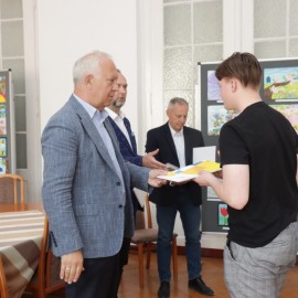 powiększ zdjęcie: Prezydent Legnicy wręczył zaświadczenia o wyborze dla młodych radnych