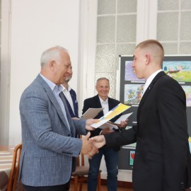 powiększ zdjęcie: Prezydent Legnicy wręczył zaświadczenia o wyborze dla młodych radnych