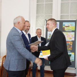 powiększ zdjęcie: Prezydent Legnicy wręczył zaświadczenia o wyborze dla młodych radnych