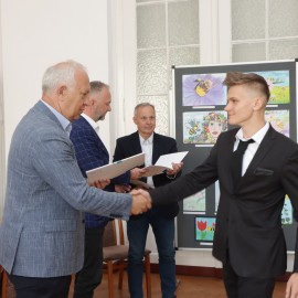 powiększ zdjęcie: Prezydent Legnicy wręczył zaświadczenia o wyborze dla młodych radnych