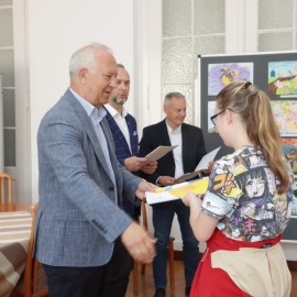 powiększ zdjęcie: Prezydent Legnicy wręczył zaświadczenia o wyborze dla młodych radnych